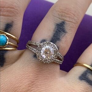 💛 Elegant 925 Silver Plated Ring with Clear Gemstone